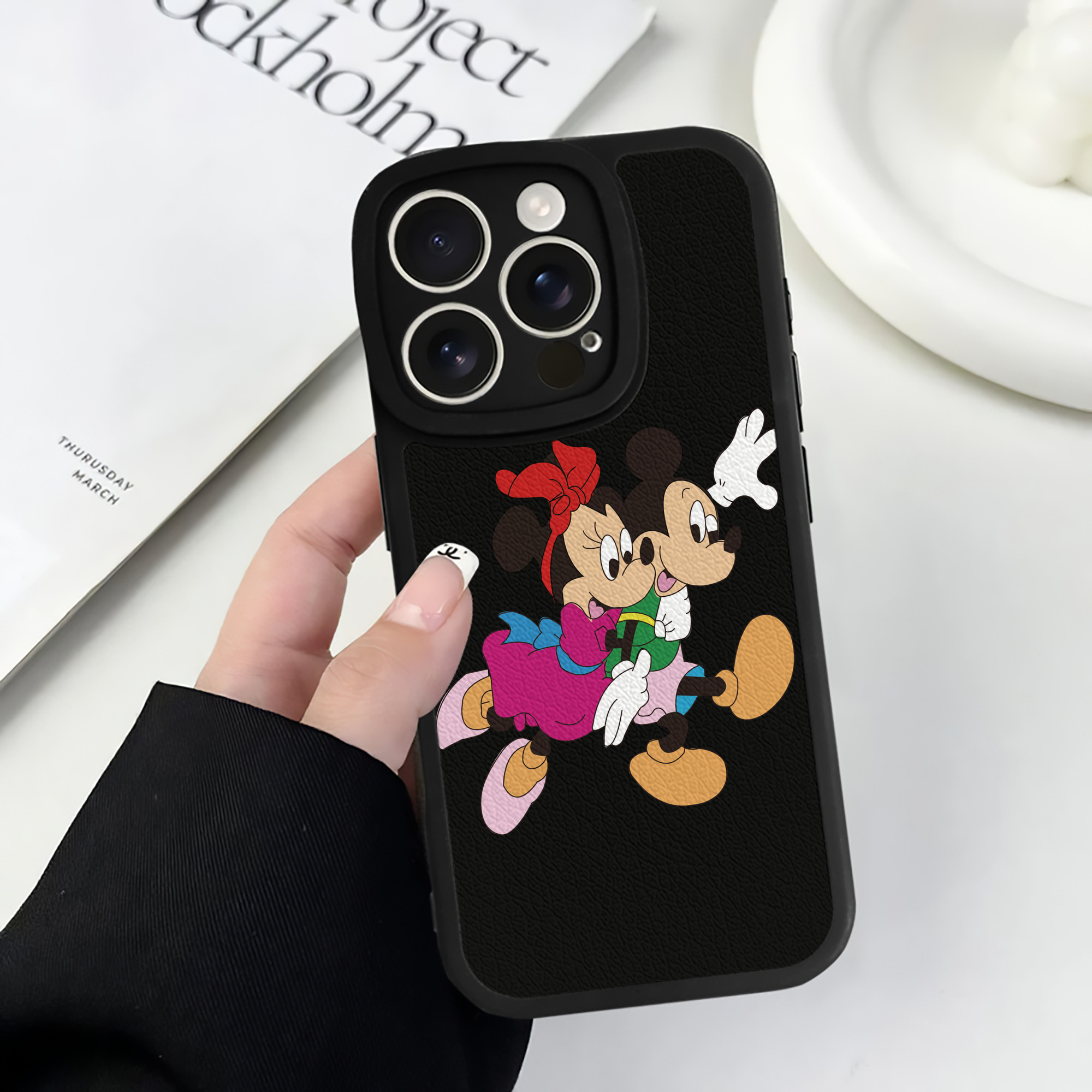 （画像用） ミッキーマウス Mickey Mouse 【iPhone 16シリーズ対応】シリコンスマホケース（レザー調） 材質：シリコン